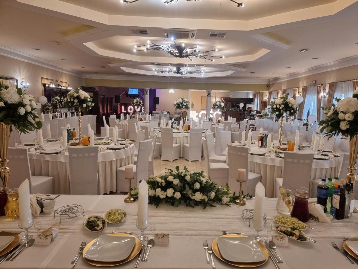 Hotel Dworek Za Lasem