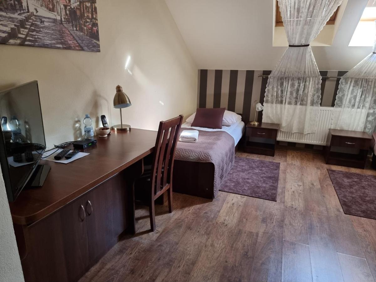 Hotel Dworek Za Lasem