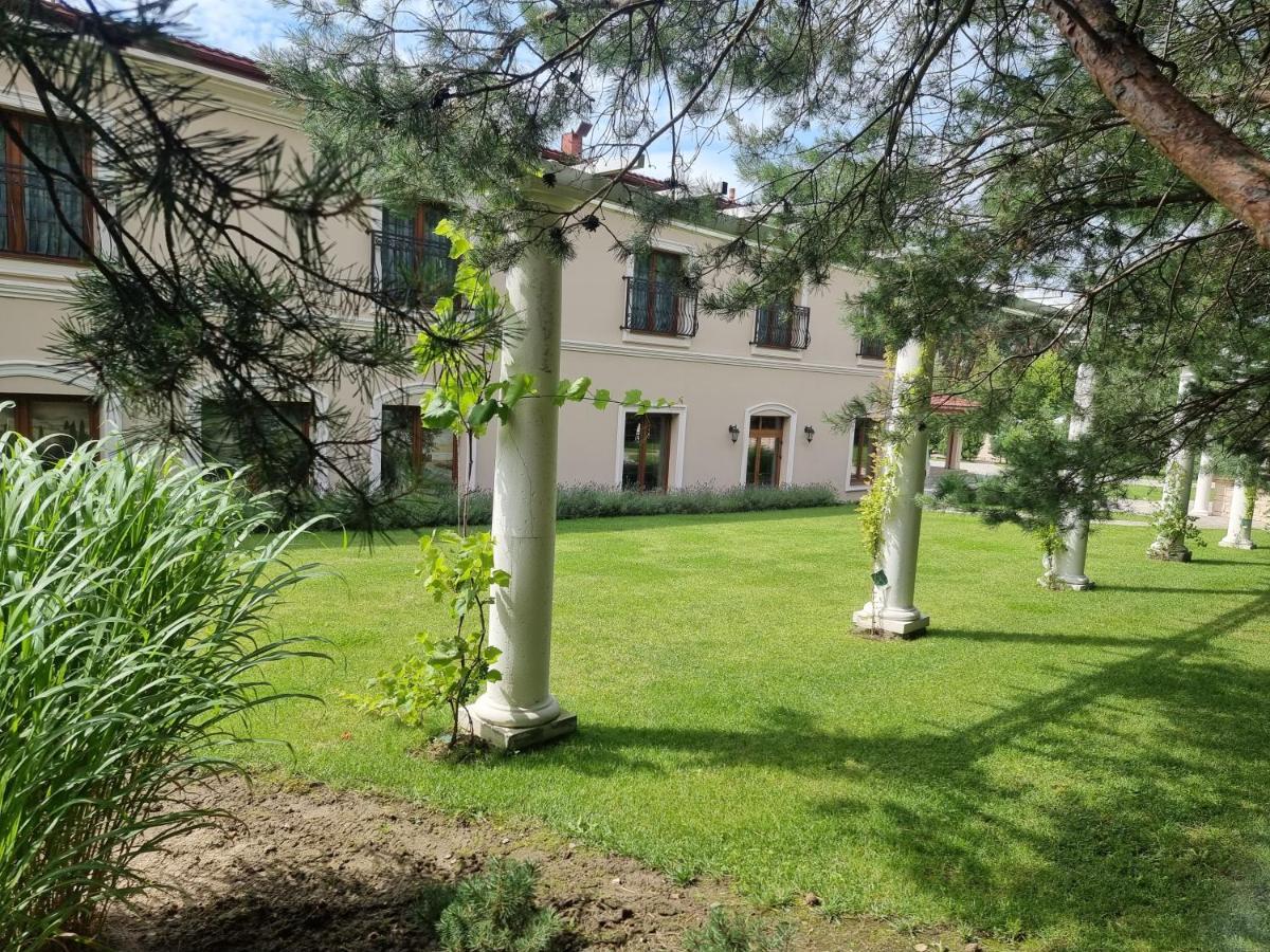 Hotel Dworek Za Lasem